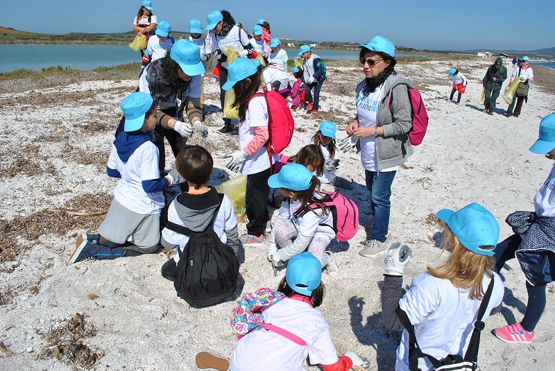 Studenti, volontari e turisti liberano dalla plastica le spiagge delle Saline e della Pelosa