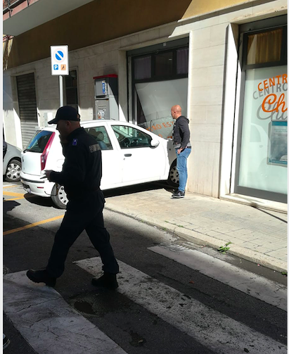 Cagliari, suora perde il controllo dell’auto e sfonda una vetrina in via Giudice Mariano: ferita una giovane