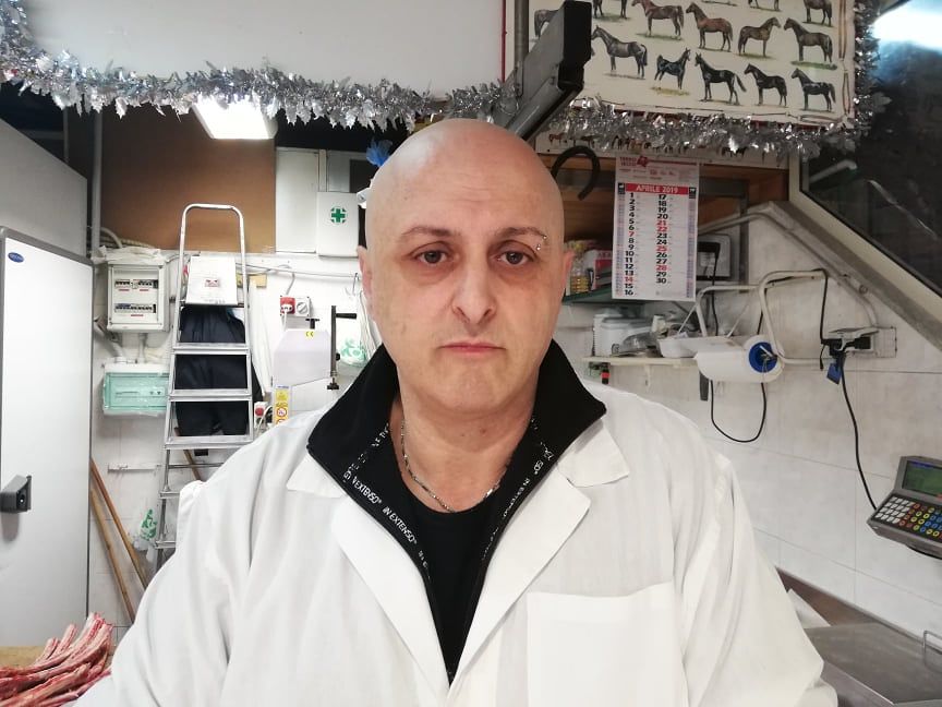 Sergio, macellaio di via Quirra: “Ascensori ko e anziani nei montacarichi, siamo cagliaritani di serie B”