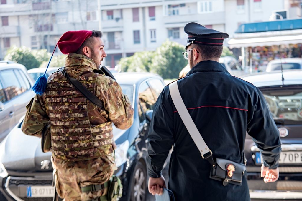 Gira in stazione con 2,7 chili di droga nel bagaglio, 33enne stranierio arrestato con l’aiuto della Brigata Sassari