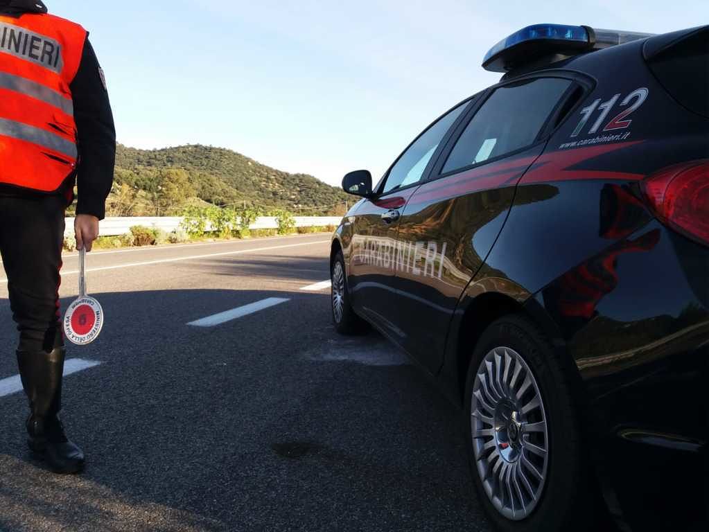 Armato di fucile e col volto coperto aggredisce e rapina una donna in pieno centro a Nurri