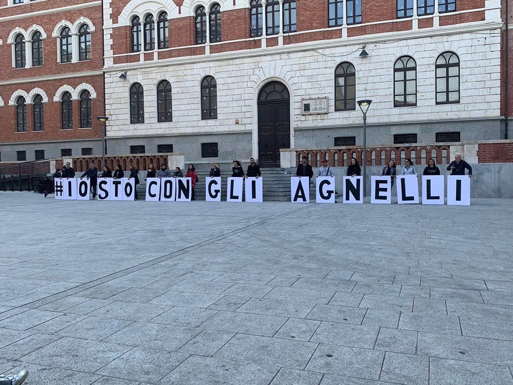 “Io sto con gli agnelli”, in piazza Garibaldi la clamorosa protesta degli animalisti a Cagliari per Pasqua