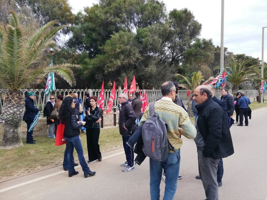 Aias, pochi lavoratori al sit-in nel viale Poetto: “Non parliamo con i giornalisti perchè abbiamo paura di ritorsioni”