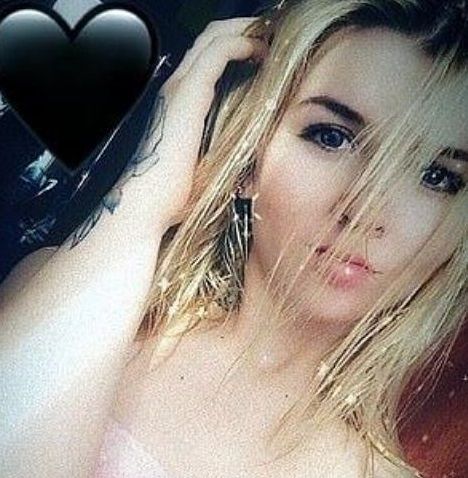 Con lo smartphone in ricarica nella vasca da bagno: 20enne muore folgorata