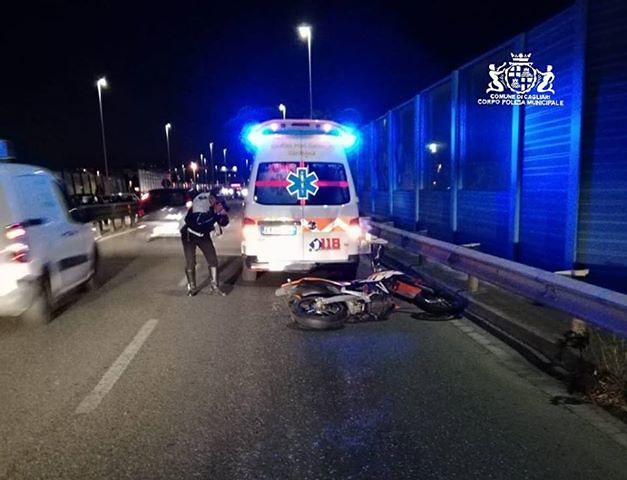 Cagliari, 28enne perde il controllo della moto nell’asse mediano: striscia per 70 metri sull’asfalto e resta ferito