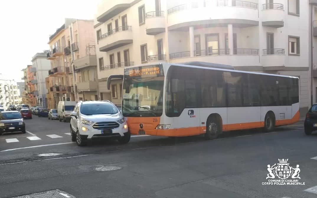 Cagliari, scontro tra auto e pullman del Ctm in via Is Maglias: ferito un passeggero del bus