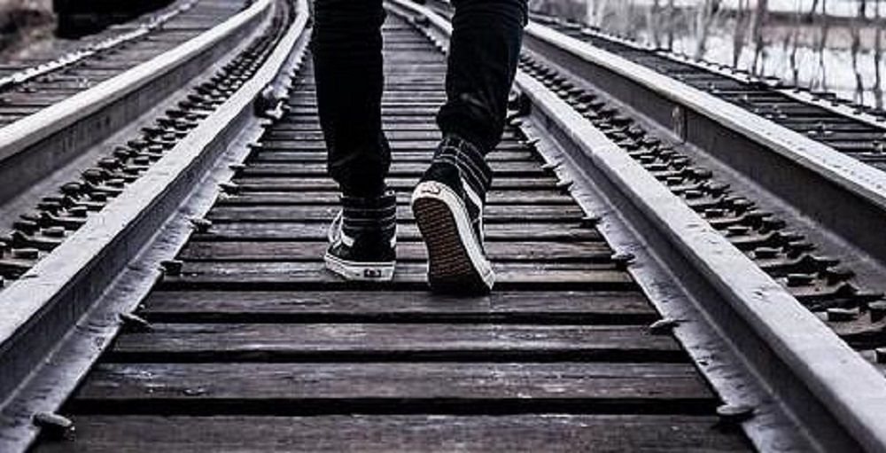 Cagliari, si sdraia sui binari della Stazione: salvato dai carabinieri