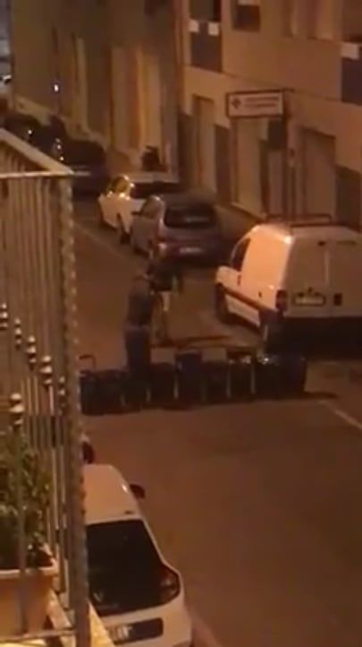 Cagliari, il “divertimento” folle di due balordi: mastelli del porta a porta messi in mezzo alla strada