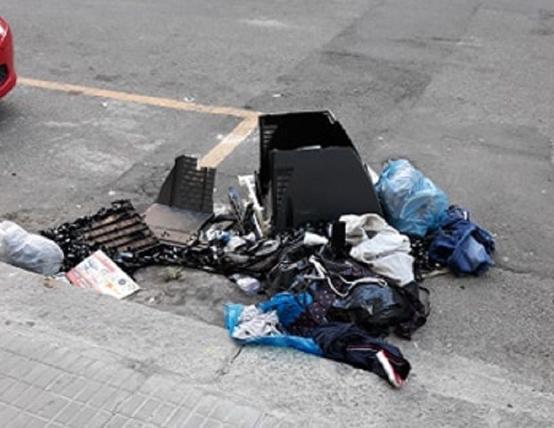 Cagliari, via i cassonetti ed ecco i rifiuti in strada a Stampace: negozianti disperati