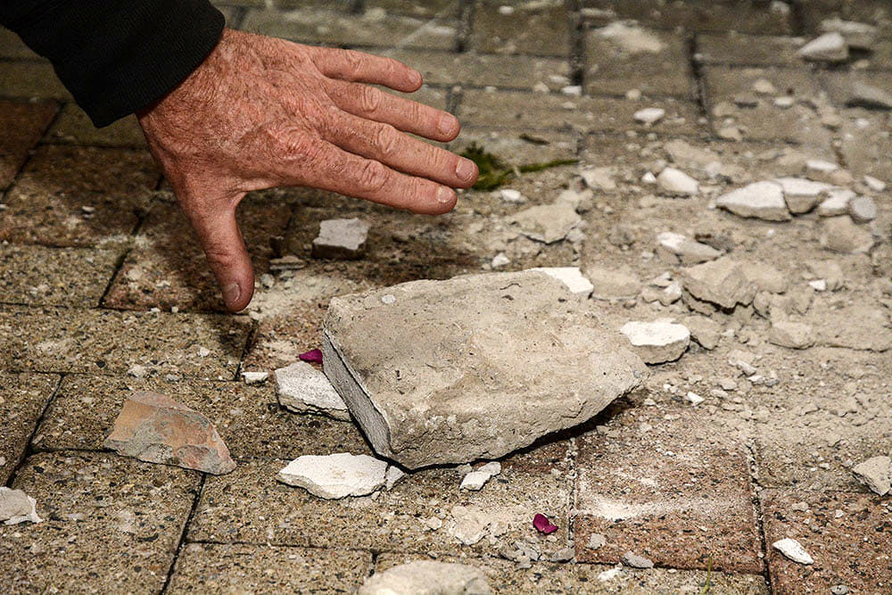 Cagliari, pioggia di calcinacci da un palazzo: chiusa via La Marmora