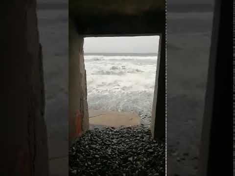 Capitana da incubo, la mareggiata butta giù persino il muro del porto: il VIDEO delle onde