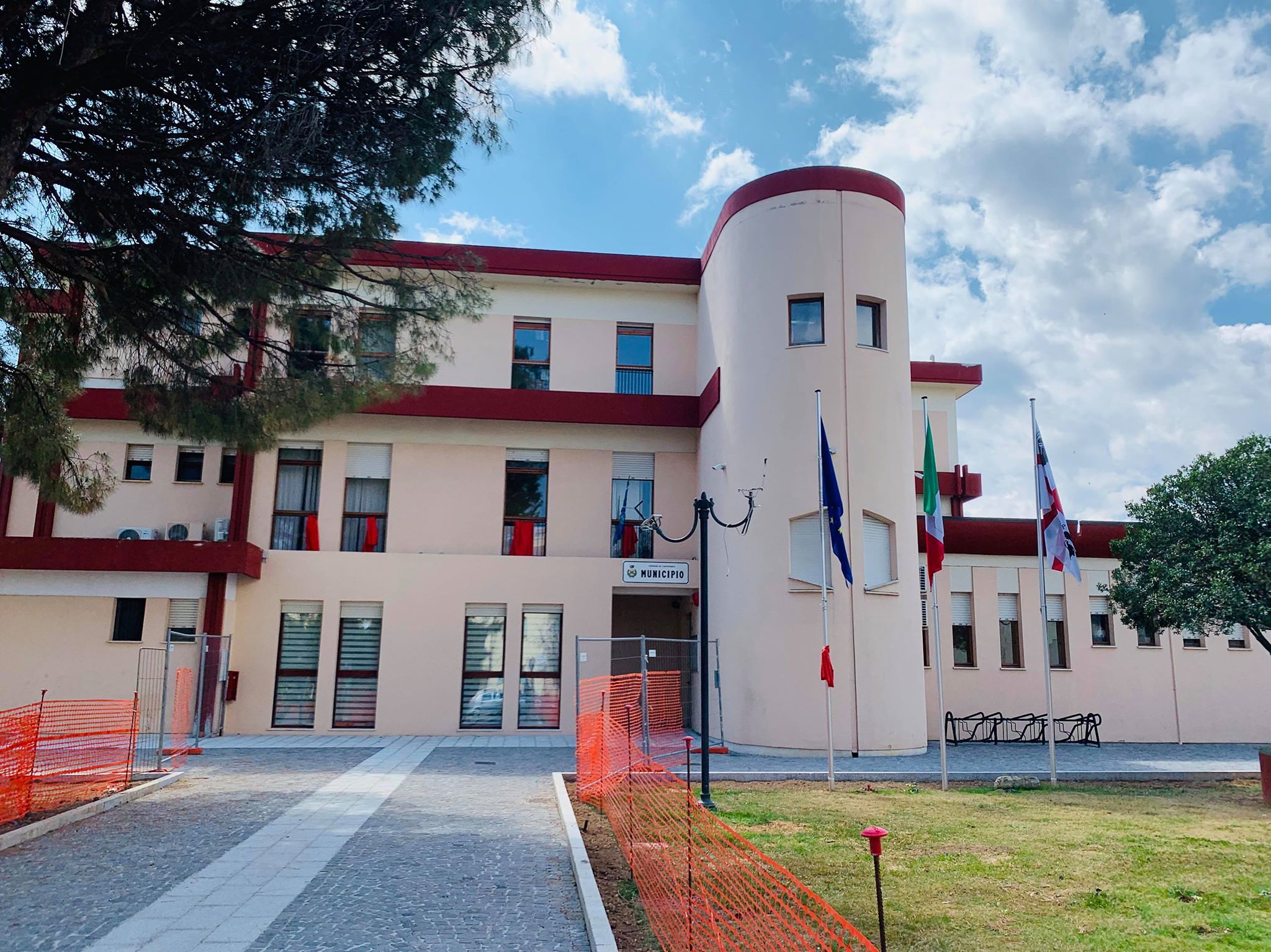 Capoterra, nuovo look per il municipio. Dessì: “Edificio moderno ed ecosostenibile”