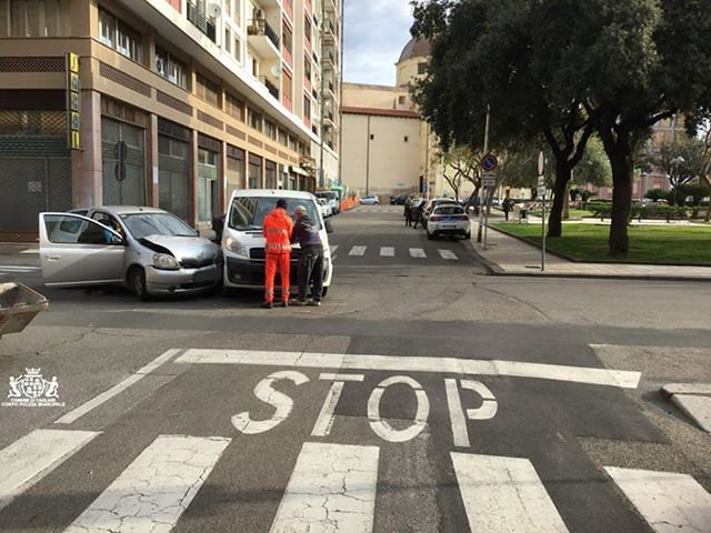 Piazza San Cosimo, scontro tra una Scudo e una Yaris: passeggera portata in ospedale