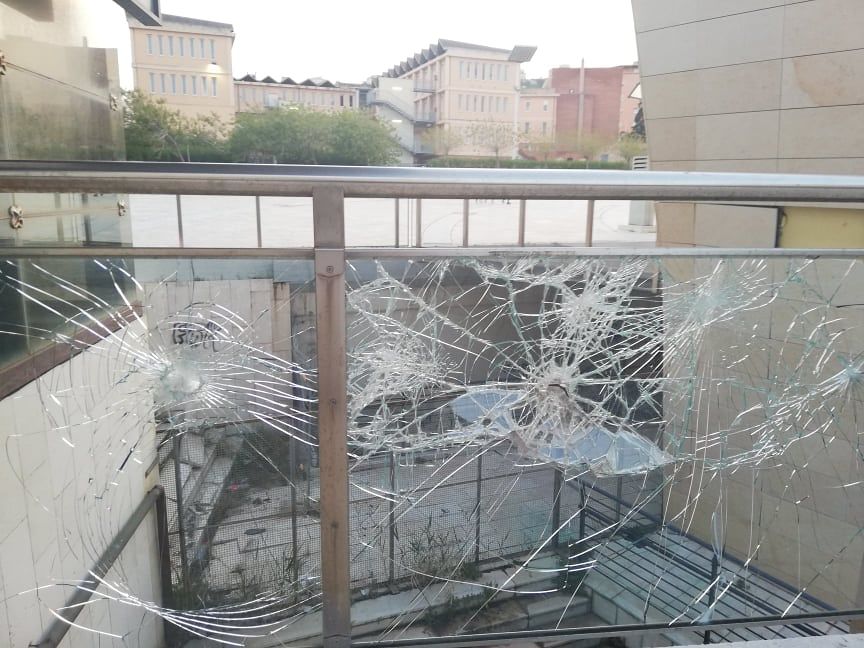 Vetri fracassati, tappeti di bottiglie e pavimenti ko: vandali scatenati al Parco della Musica di Cagliari