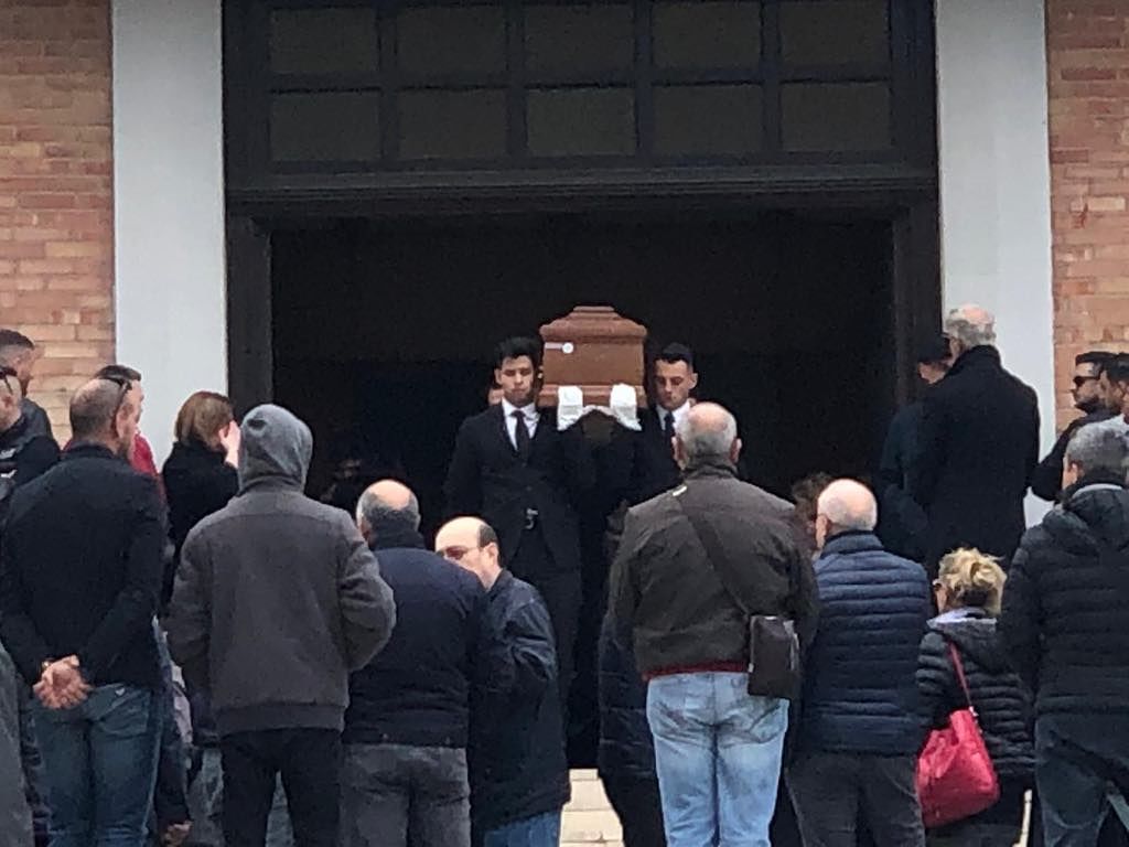 Cagliari, grande folla per l’ultimo saluto alla prof Donatella Abis: momenti di grande commozione ai funerali