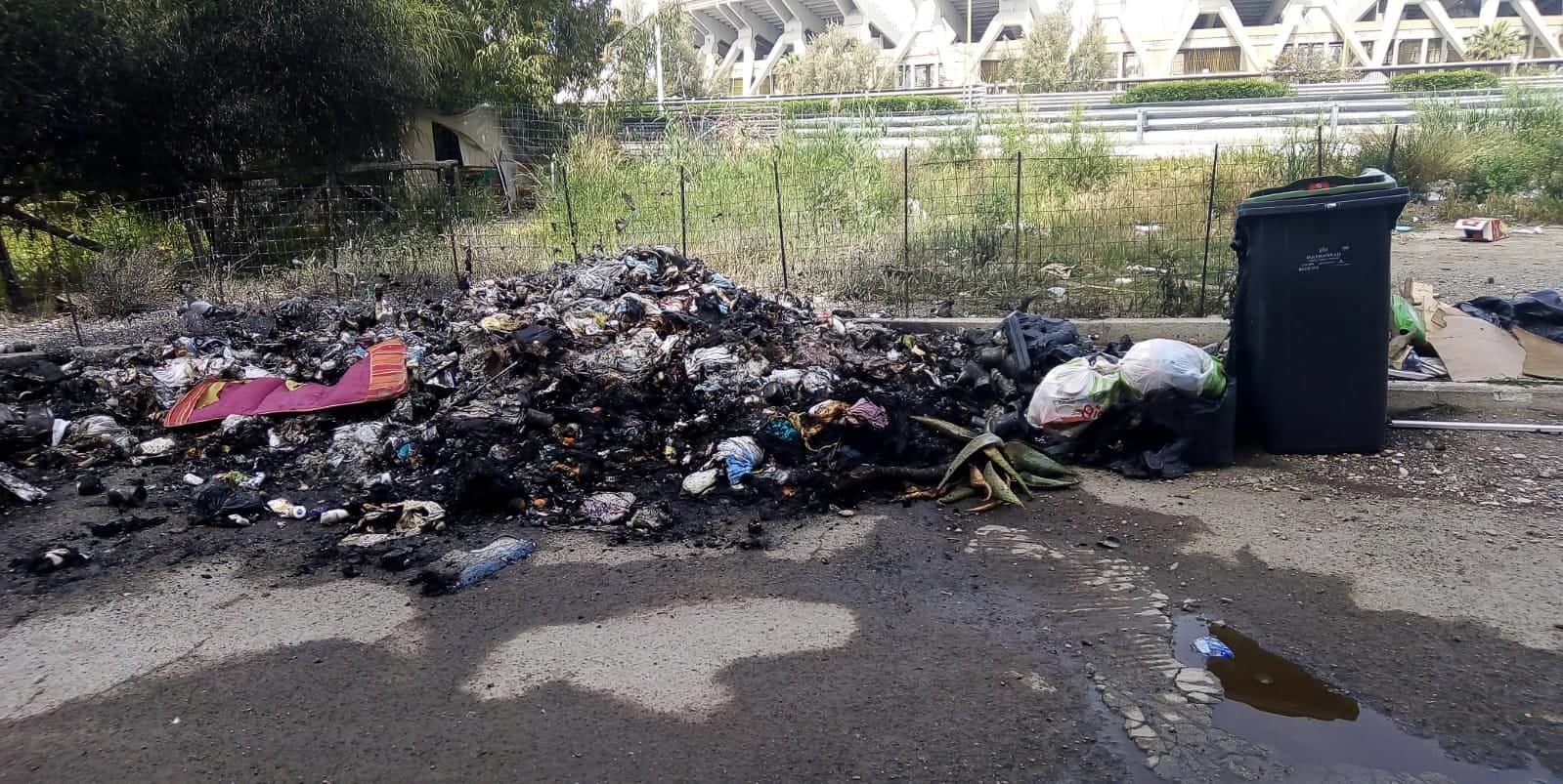 Vandali scatenati a Sant’Elia, incendiati i nuovi mastelli dei rifiuti: “Siamo diventati l’immondezzaio di Cagliari”
