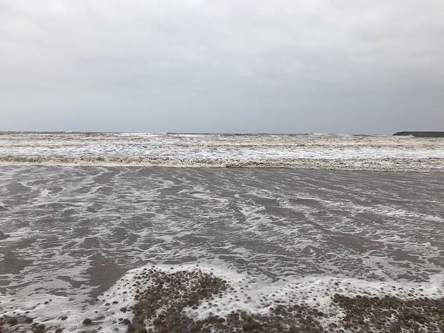 Super mareggiata a Giorgino: il vento spinge l’acqua sino ai bordi della statale Sulcitana