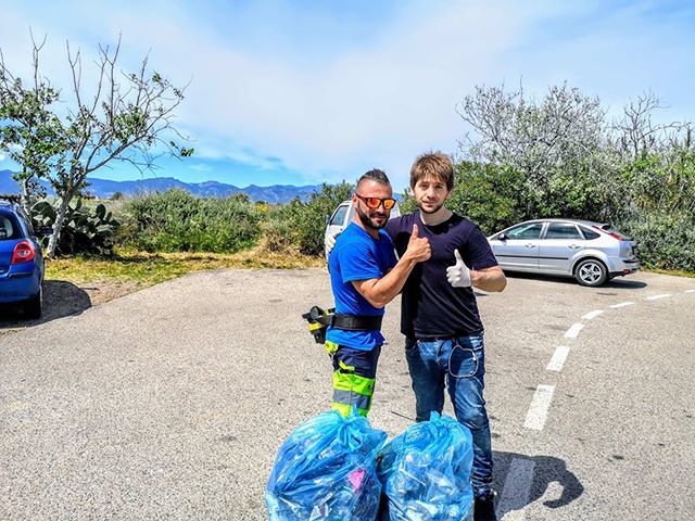 Cagliari, la lezione dei giovani che puliscono le spiagge sporche: oggi nuovo blitz a Giorgino