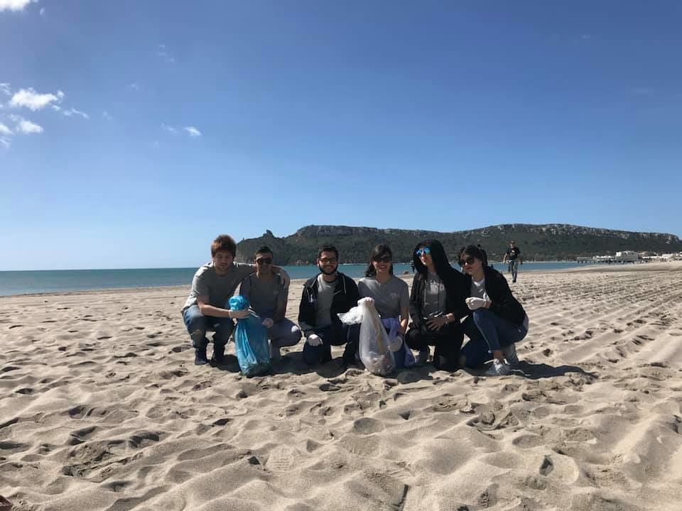 Cagliari, un gruppo di giovani ripulisce il Poetto: “Così facciamo rinascere il senso civico”