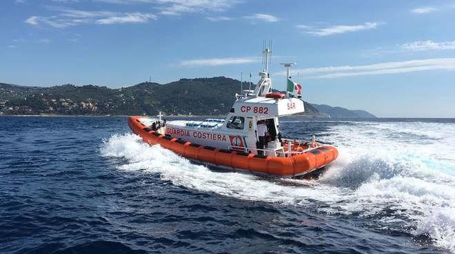 “C’è una balena al Margine Rosso”, falso allarme Quartu: erano solo arbusti in mezzo al mare