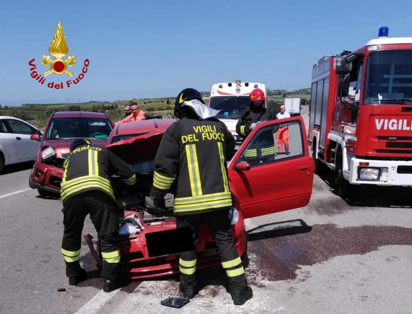 Brutto incidente sulla Ss 125, auto distrutte e feriti al bivio per Maracalagonis