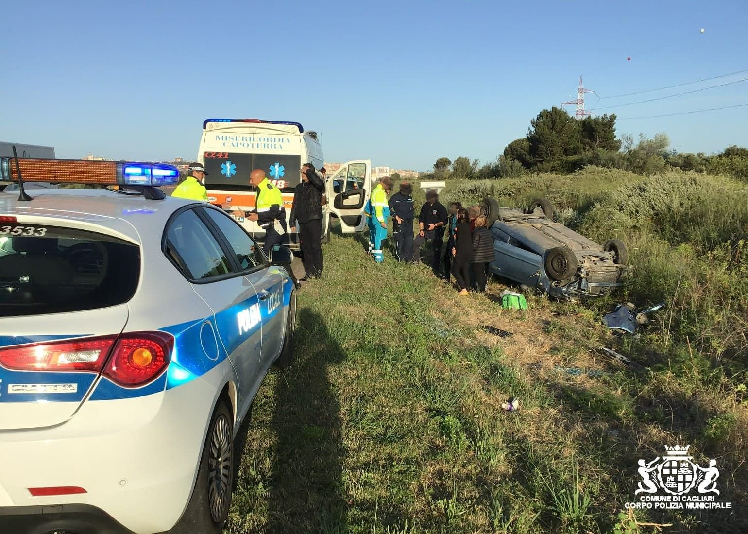 Incidente sulla 195 a Cagliari, auto esce fuori strada e si ribalta davanti a Tiscali