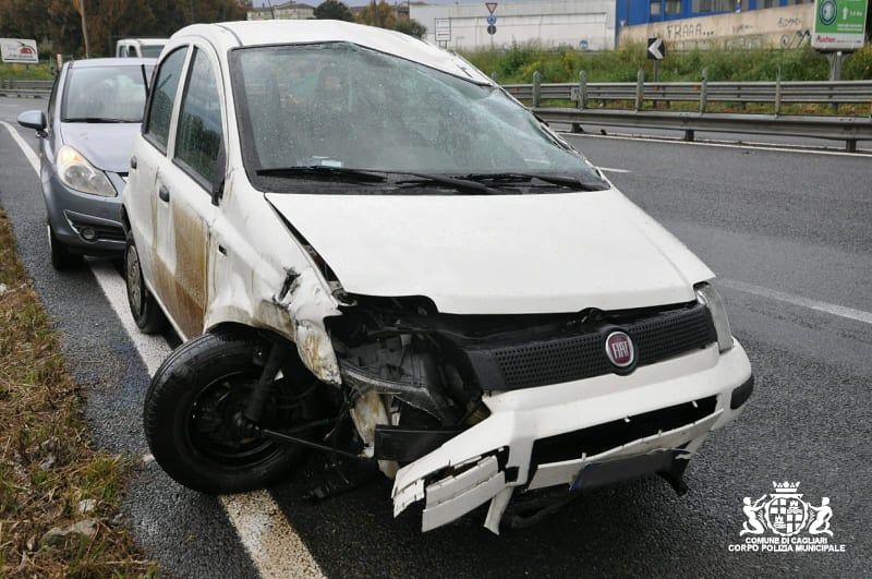 Incidente a Cagliari, perde il controllo e l’auto si ribalta: paura sulla 554