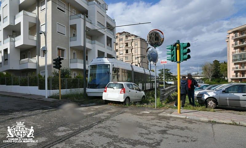 Paura a Cagliari, auto contro metro in via Galvani