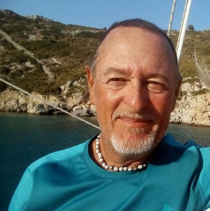 Jean Juves Hublau, 62 anni, francese, muore sotto gli occhi della moglie nel naufragio di Porto Corallo