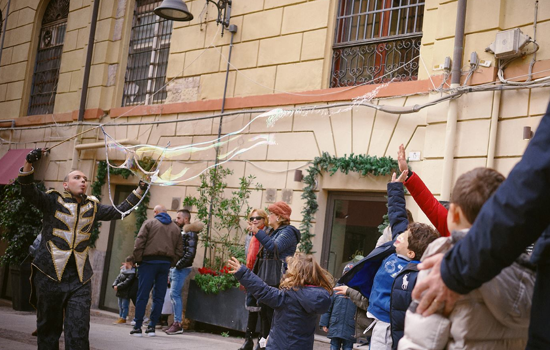 Cagliari, l’esempio dei commercianti di via Sulis: “Drappi viola e bianchi alle vetrine per la Settimana Santa”