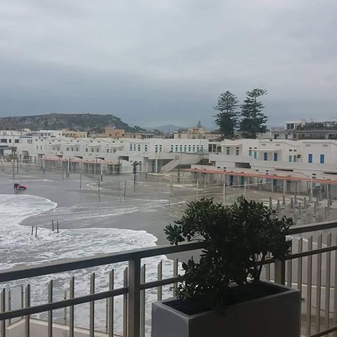 La mareggiata di Pasqua al Poetto: il Lido invaso dall’acqua nella bufera di vento