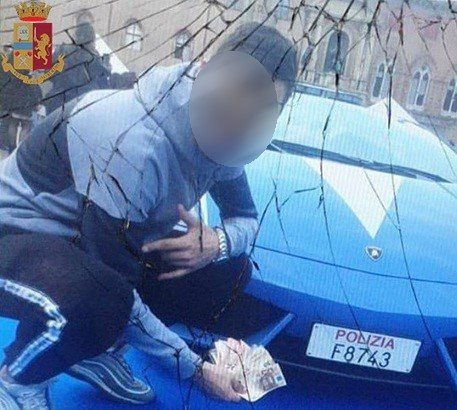 Il selfie di due giovani che scherzano davanti alla Polizia, poi la beffa: “Sono diventati foto segnaletiche”