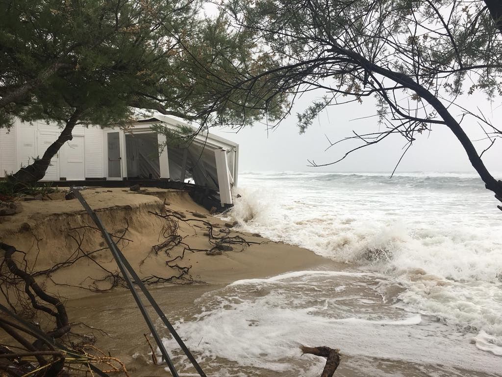 Mareggiata da record anche a Cala Sinzias, gravi danni al chiosco Maklas