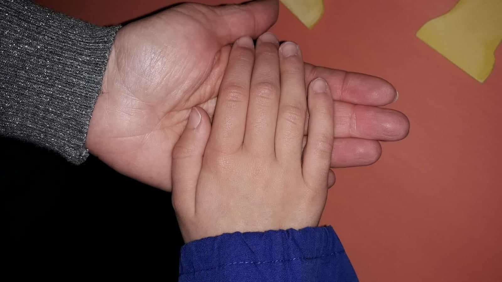 Le lacrime di Carla, mamma di Dolianova: “Mia figlia autistica senza cameretta, da un anno solo promesse”