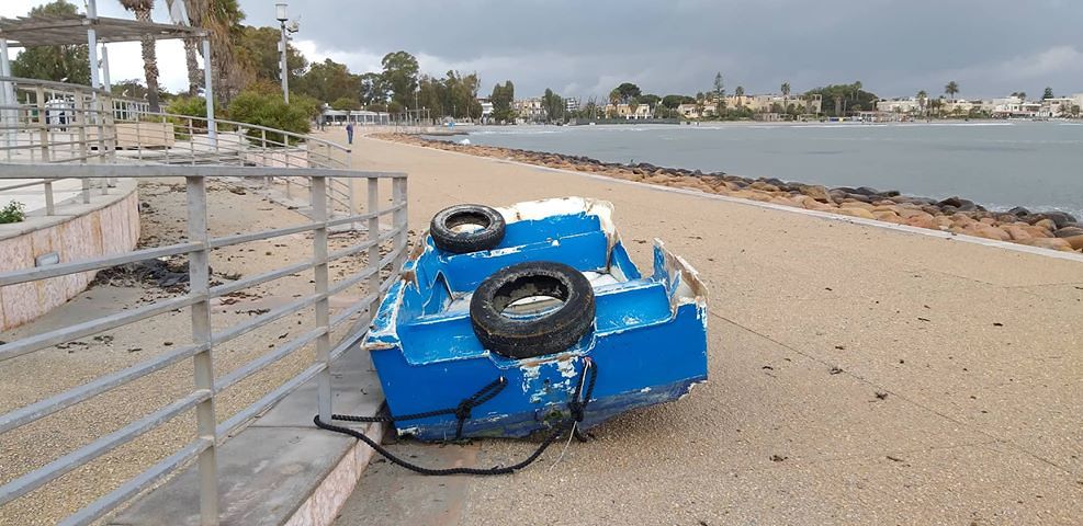 Marina Piccola, la conta dei danni dopo la mareggiata: la spiaggia si riprende i suoi spazi tra i detriti