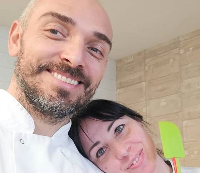 Lezione di cucina italiana a Londra: chef cagliaritano nega il formaggio sul pesce al cliente