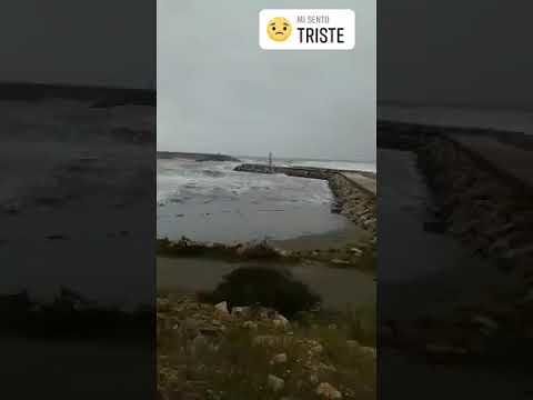 Naufragio a Villaputzu, barca si rovescia nel mare in tempesta: muore un uomo, il video di una testimone
