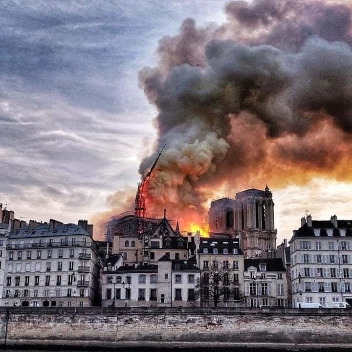 Notre Dame brucia, il capo dei vigili del fuoco di Parigi: “Non siamo sicuri di poterla salvare”