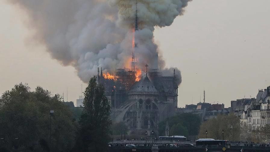 Notre Dame va a fuoco: incendio nella Cattedrale di Parigi