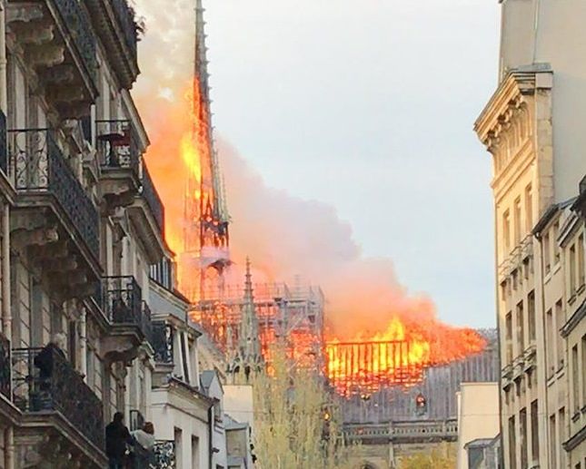 Il fuoco divora Notre Dame: crolla una guglia. Parigi in lacrime, il mondo è sotto choc