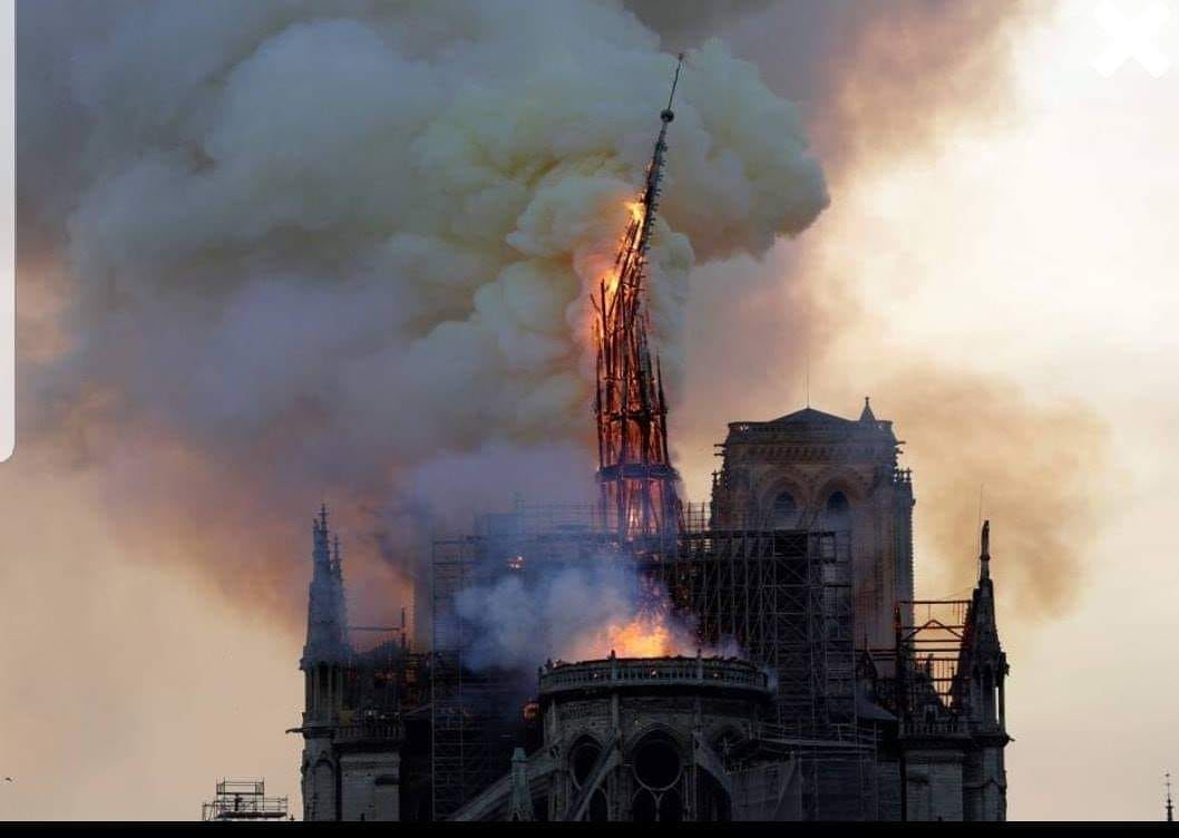 Notre Dame in fiamme, Parigi e il mondo piangono: le foto impressionanti, il crollo della guglia