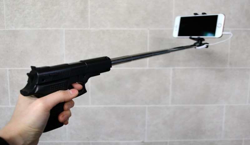 Selfie con la pistola in mano, parte un colpo e gli esplode il telefonino in faccia: grave un 16enne