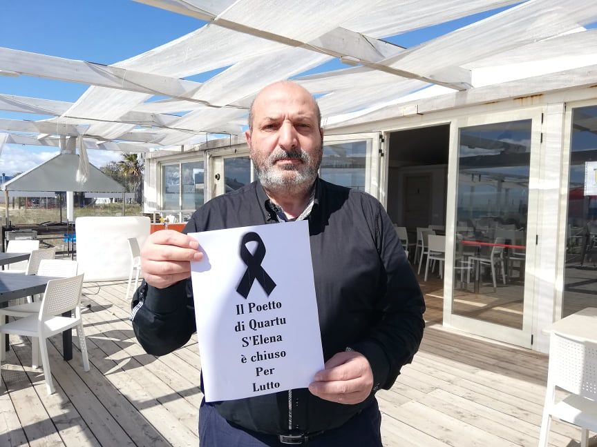 Cartelli di lutto al Poetto di Quartu: “Delunas, hai ucciso la spiaggia e mi hai mandato sul lastrico”