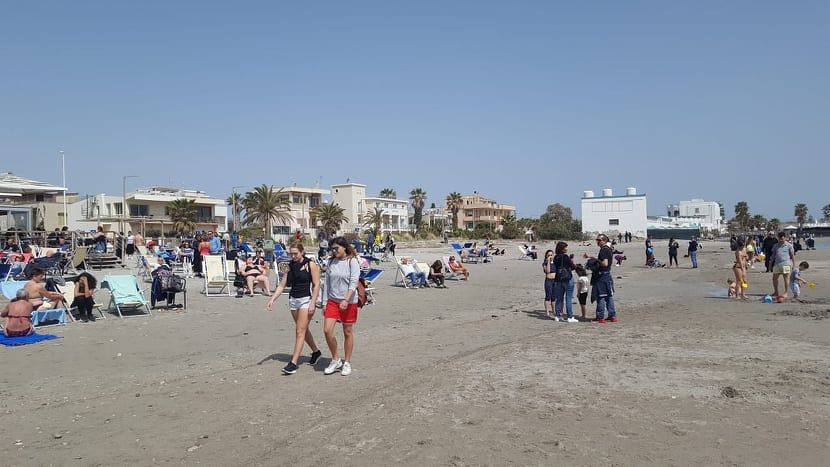 Caldo e 24 gradi a Cagliari, al Poetto esplode l’estate in anticipo: ombrelloni aperti e tutti in acqua