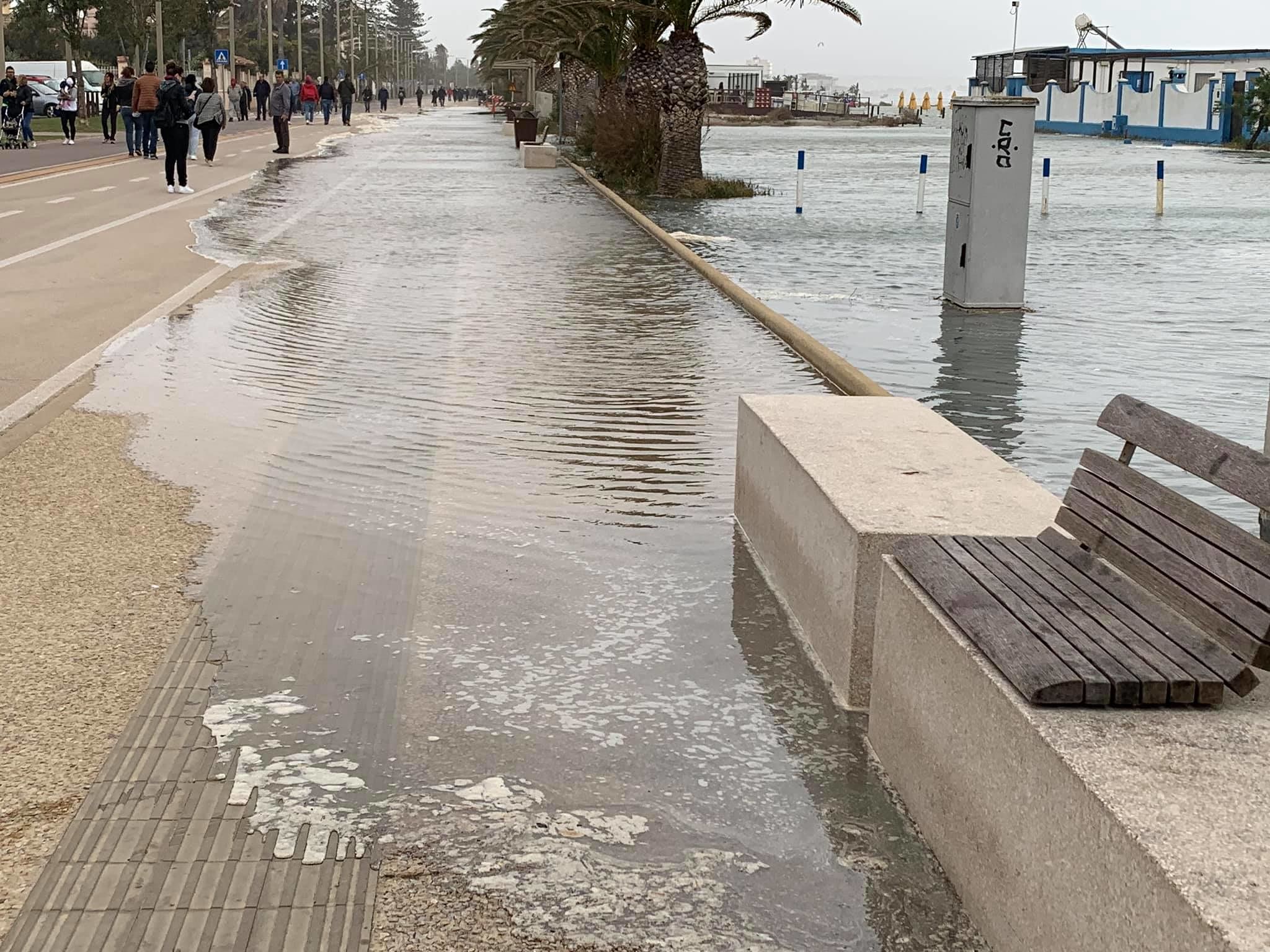 Pasquetta con la mareggiata al Poetto, centinaia di cagliaritani “assaltano” i chioschi per vedere e filmare lo spettacolo