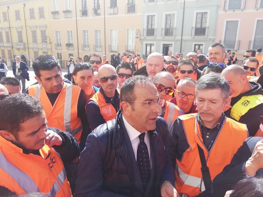 Cagliari, 700 portuali in “viaggio” verso il licenziamento: “Solinas e Salvini, aiutateci”