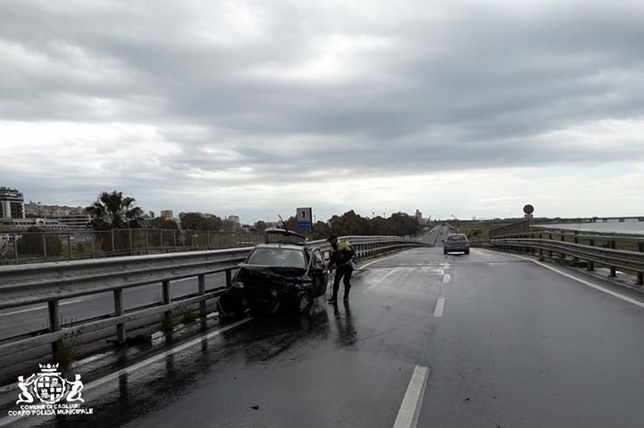 Cagliari, la Punto guidata da una 25enne incinta di Sarroch si scontra contro il guard rail: portata in ospedale