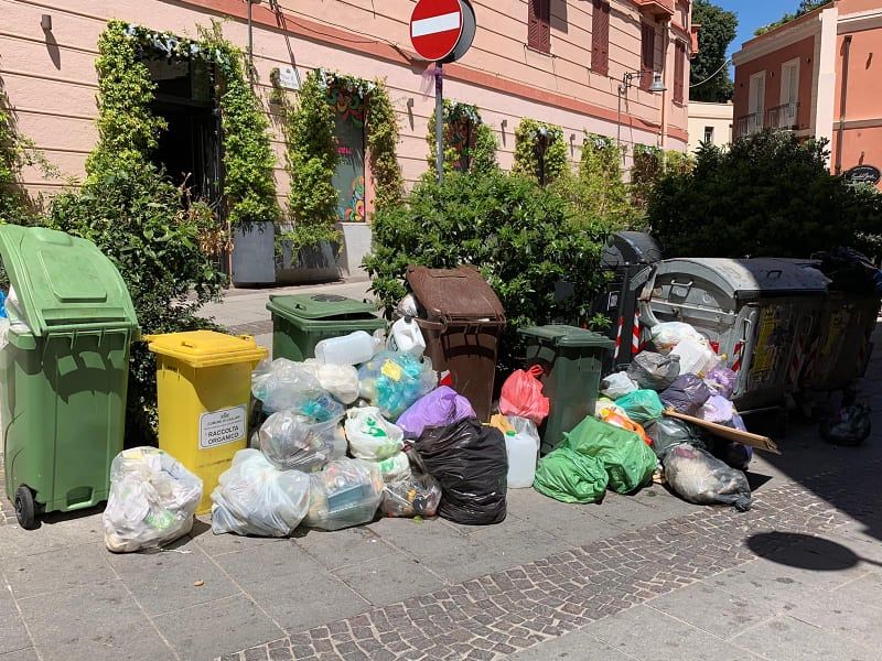 Cagliari, invasione di rifiuti a Villanova: “Via Sulis è peggio di una discarica”