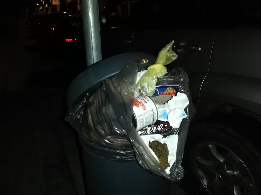 Cagliari, primo giorno senza cassonetti a San Benedetto: cestini dei rifiuti stracolmi di maxi buste dell’immondezza