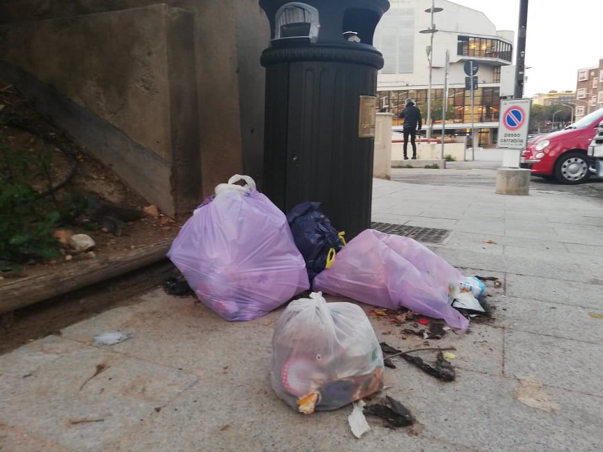 Caos rifiuti nel centro di Cagliari, arrivano gli agenti in borghese: già beccati 15 “furbetti”